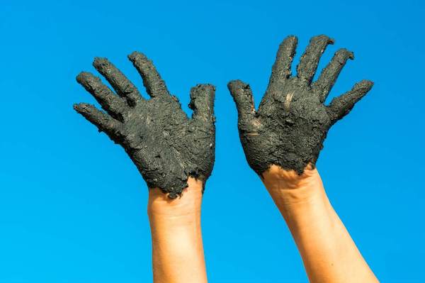 muddy hands